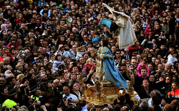 Celia de La Vega during the Descent of the Angel ceremony in Tudela