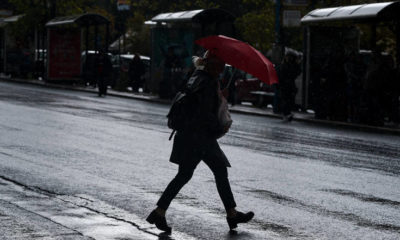 πεζός στην βροχή