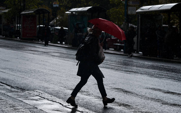 πεζός στην βροχή