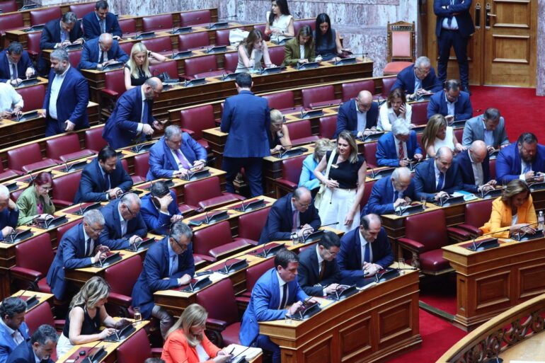Πολιτικό Παρασκήνιο: Εκλογικά Σενάρια, Εντάσεις και Ζυμώσεις