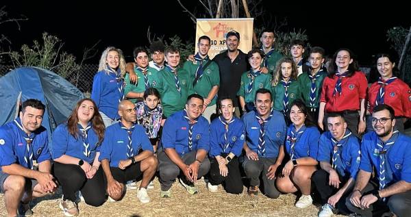 Άκης Πετρετζίκης μαγείρεψε για Οδηγούς και Προσκόπους στην Καβάλα