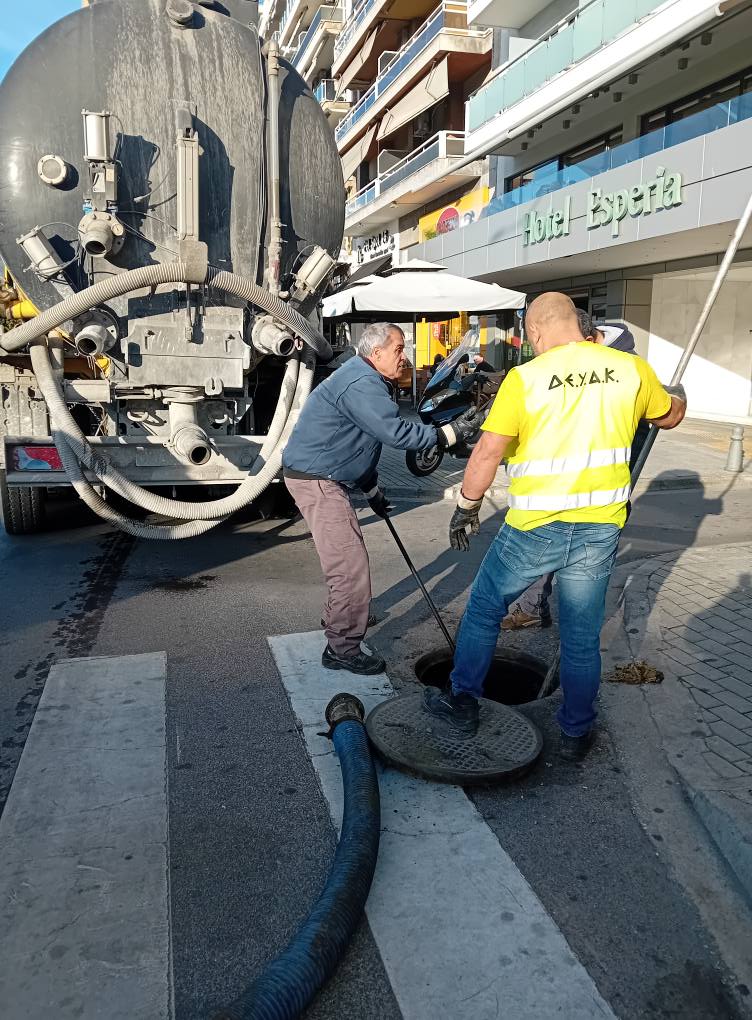 Επιχειρήσεις της ΔΕΥΑΚ σε σωλήνες αποχέτευσης που έφραξαν από τα μωρομάντηλα!