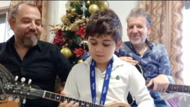 Χριστουγεννιάτικα κάλαντα με μπουζούκι από τον μικρό Γιώργο και τους Adam Aman