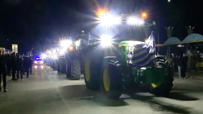 Ηχηρό μήνυμα αγροτών: Γέμισε με τρακτέρ το κτίριο της Π.Ε Καβάλας