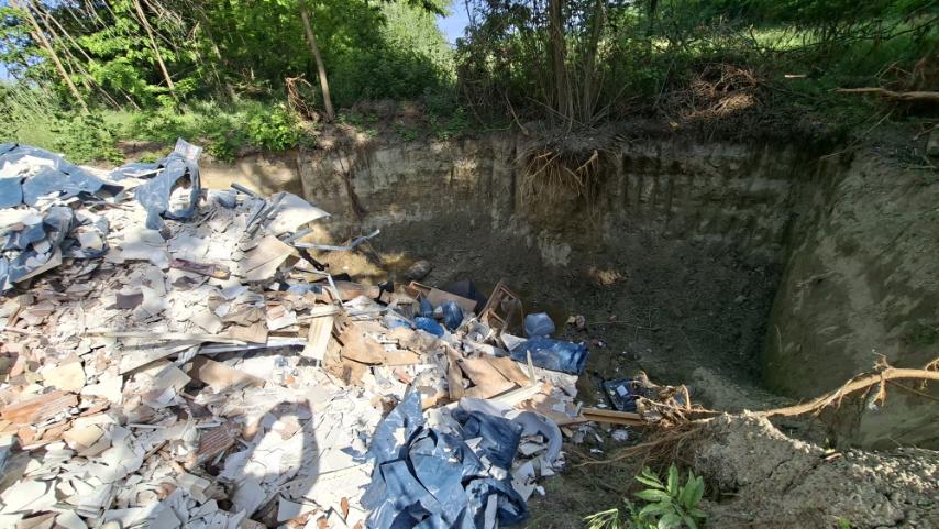 Σέρρες – Λάκκος για απόρριψη ογκωδών αντικειμένων σε παράδρομο της περιφερειακής οδού