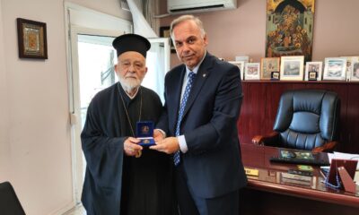 Ο Δήμαρχος Θάσου Ελευθέριος Κυριακίδης με τον Μητροπολίτη Μύρων Χρυσόστομο στο Δημαρχείο Θάσου