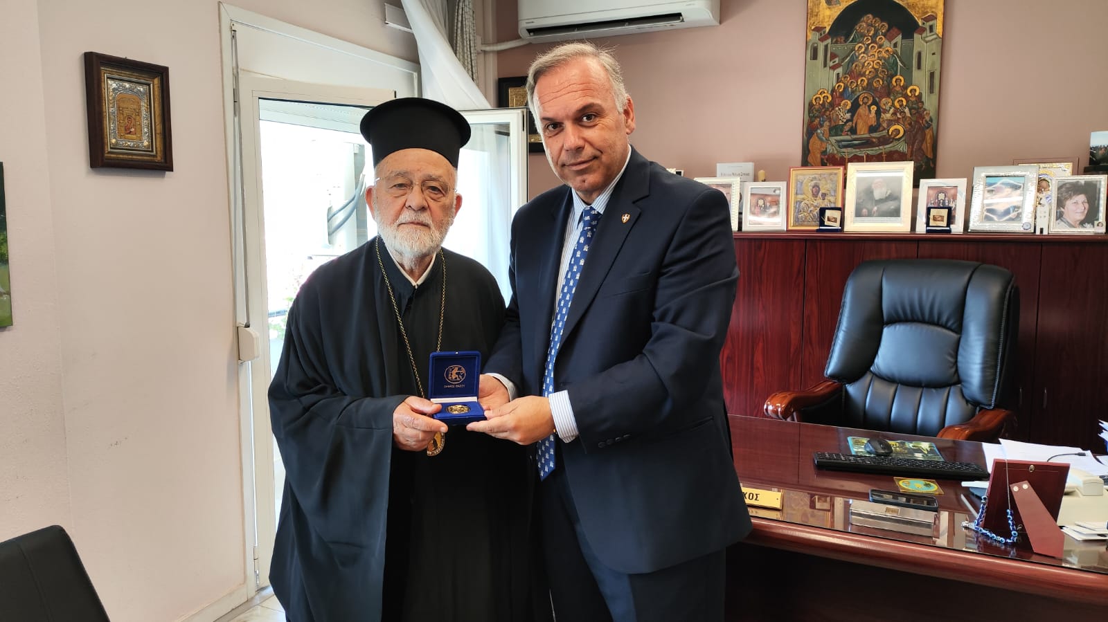 Ο Δήμαρχος Θάσου Ελευθέριος Κυριακίδης με τον Μητροπολίτη Μύρων Χρυσόστομο στο Δημαρχείο Θάσου
