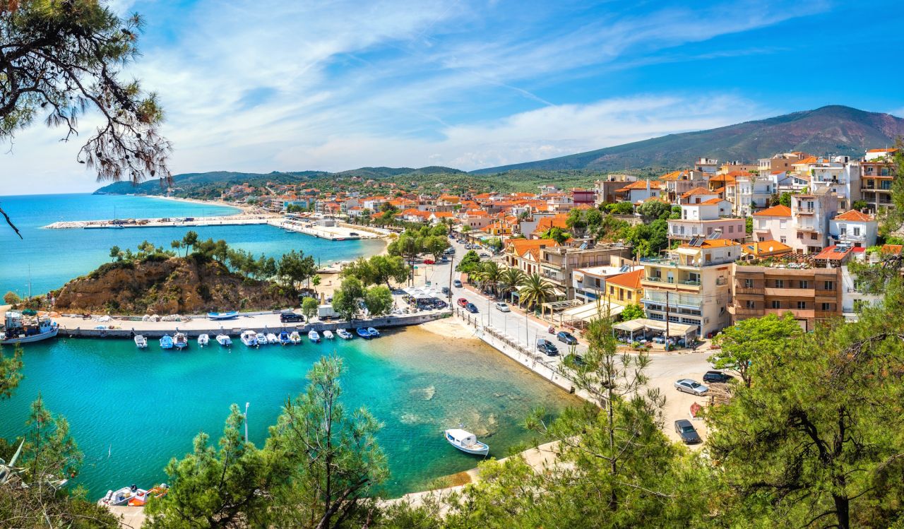 Το λιμάνι και η παραλιακή ζώνη των Λιμεναρίων στη Θάσο