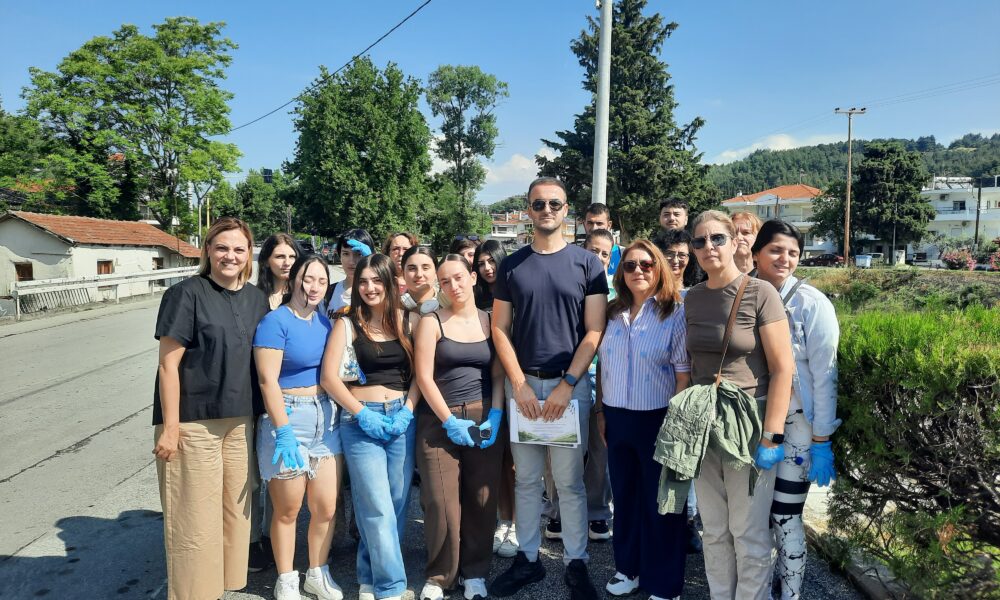 Δήμος Σερρών: Μήνυμα ευαισθητοποίησης για το περιβάλλον από μαθητές και εθελοντές Με αφορμή την Παγκόσμια Ημέρα Περιβάλλοντος, ο Δήμος Σερρών διοργάνωσε σήμερα το πρωί, εθελοντικές δράσεις καθαρισμού σε διάφορα σημεία της πόλης, και των τοπικών κοινοτήτων, με τη συμμετοχή μαθητριών και μαθητών δημοτικών σχολείων, σπουδαστριών και σπουδαστών, μελών συλλόγων, φορέων και ομάδων του Δήμου. Φορώντας γάντια και κρατώντας σακούλες απορριμμάτων, οι συμμετέχοντες έδωσαν ένα ηχηρό μήνυμα ευαισθητοποίησης, εθελοντισμού και ενεργού συμμετοχής για την προστασία του φυσικού περιβάλλοντος. Στην περιβαλλοντική δράση συμμετείχαν μαθήτριες, μαθητές και εκπαιδευτικοί των 1ου, 7ου, 18ου, 23ου και 25ου Δημοτικών Σχολείων, καθώς και του Δημοτικού Σχολείου Μητρουσίου. Μικροί και μεγάλοι προχώρησαν στον καθαρισμό χώρων περιμετρικά των σχολικών μονάδων, καθώς και του πάρκου Δορυλαίου, συμβάλλοντας έμπρακτα στη διατήρηση της καθαριότητας των δημοτικών χώρων. Παράλληλα, οι σπουδάστριες και οι σπουδαστές της Σχολής Ανώτερης Επαγγελματικής Κατάρτισης του Γενικού Νοσοκομείου Σερρών, καθώς και οι ωφελούμενες, οι ωφελούμενοι και οι εκπαιδευτές του ΚΔΑΠ ΜΕΑ «Συνύπαρξη», προχώρησαν στον καθαρισμό της Κοιλάδας των Αγίων Αναργύρων, συμβάλλοντας ενεργά στην προστασία και ανάδειξη ενός από τους σημαντικότερους «πνεύμονες» πρασίνου της πόλης. Στην Κοιλάδα των Αγίων Αναργύρων βρέθηκαν η Δήμαρχος Σερρών Βαρβάρα Μητλιάγκα, ο Αντιδήμαρχος Καθαριότητας Δημήτρης Μιχτσόγλου, καθώς και στελέχη του Τμήματος Περιβάλλοντος και Καθαριότητας του Δήμου Σερρών, οι οποίοι συνεχάρησαν τους συμμετέχοντες για την ενεργό τους παρουσία και τη συμβολή τους στην προστασία του περιβάλλοντος. «Η προστασία του περιβάλλοντος είναι υπόθεση όλων μας και η σημερινή δράση αποδεικνύει ότι όταν ενώνουμε τις δυνάμεις μας μπορούμε να πετύχουμε σημαντικά αποτελέσματα. Η προστασία και η φροντίδα του δημόσιου χώρου δεν είναι μόνο ευθύνη της Πολιτείας και του Δήμου, αλλά και στάση ζωής. Θέλω να ευχαριστήσω θερμά τις μαθήτριες και τους μαθητές, τους εκπαιδευτικούς, τις εθελόντριες, τους εθελοντές, τους συλλόγους και τους φορείς που συμμετείχαν στις δράσεις καθαρισμού, στέλνοντας μήνυμα περιβαλλοντικής ευαισθησίας». Σέρρες – Εθελοντικές δράσεις καθαρισμού για την Παγκόσμια Ημέρα Περιβάλλοντος