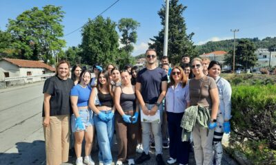 Δήμος Σερρών: Μήνυμα ευαισθητοποίησης για το περιβάλλον από μαθητές και εθελοντές Με αφορμή την Παγκόσμια Ημέρα Περιβάλλοντος, ο Δήμος Σερρών διοργάνωσε σήμερα το πρωί, εθελοντικές δράσεις καθαρισμού σε διάφορα σημεία της πόλης, και των τοπικών κοινοτήτων, με τη συμμετοχή μαθητριών και μαθητών δημοτικών σχολείων, σπουδαστριών και σπουδαστών, μελών συλλόγων, φορέων και ομάδων του Δήμου. Φορώντας γάντια και κρατώντας σακούλες απορριμμάτων, οι συμμετέχοντες έδωσαν ένα ηχηρό μήνυμα ευαισθητοποίησης, εθελοντισμού και ενεργού συμμετοχής για την προστασία του φυσικού περιβάλλοντος. Στην περιβαλλοντική δράση συμμετείχαν μαθήτριες, μαθητές και εκπαιδευτικοί των 1ου, 7ου, 18ου, 23ου και 25ου Δημοτικών Σχολείων, καθώς και του Δημοτικού Σχολείου Μητρουσίου. Μικροί και μεγάλοι προχώρησαν στον καθαρισμό χώρων περιμετρικά των σχολικών μονάδων, καθώς και του πάρκου Δορυλαίου, συμβάλλοντας έμπρακτα στη διατήρηση της καθαριότητας των δημοτικών χώρων. Παράλληλα, οι σπουδάστριες και οι σπουδαστές της Σχολής Ανώτερης Επαγγελματικής Κατάρτισης του Γενικού Νοσοκομείου Σερρών, καθώς και οι ωφελούμενες, οι ωφελούμενοι και οι εκπαιδευτές του ΚΔΑΠ ΜΕΑ «Συνύπαρξη», προχώρησαν στον καθαρισμό της Κοιλάδας των Αγίων Αναργύρων, συμβάλλοντας ενεργά στην προστασία και ανάδειξη ενός από τους σημαντικότερους «πνεύμονες» πρασίνου της πόλης. Στην Κοιλάδα των Αγίων Αναργύρων βρέθηκαν η Δήμαρχος Σερρών Βαρβάρα Μητλιάγκα, ο Αντιδήμαρχος Καθαριότητας Δημήτρης Μιχτσόγλου, καθώς και στελέχη του Τμήματος Περιβάλλοντος και Καθαριότητας του Δήμου Σερρών, οι οποίοι συνεχάρησαν τους συμμετέχοντες για την ενεργό τους παρουσία και τη συμβολή τους στην προστασία του περιβάλλοντος. «Η προστασία του περιβάλλοντος είναι υπόθεση όλων μας και η σημερινή δράση αποδεικνύει ότι όταν ενώνουμε τις δυνάμεις μας μπορούμε να πετύχουμε σημαντικά αποτελέσματα. Η προστασία και η φροντίδα του δημόσιου χώρου δεν είναι μόνο ευθύνη της Πολιτείας και του Δήμου, αλλά και στάση ζωής. Θέλω να ευχαριστήσω θερμά τις μαθήτριες και τους μαθητές, τους εκπαιδευτικούς, τις εθελόντριες, τους εθελοντές, τους συλλόγους και τους φορείς που συμμετείχαν στις δράσεις καθαρισμού, στέλνοντας μήνυμα περιβαλλοντικής ευαισθησίας». Σέρρες – Εθελοντικές δράσεις καθαρισμού για την Παγκόσμια Ημέρα Περιβάλλοντος