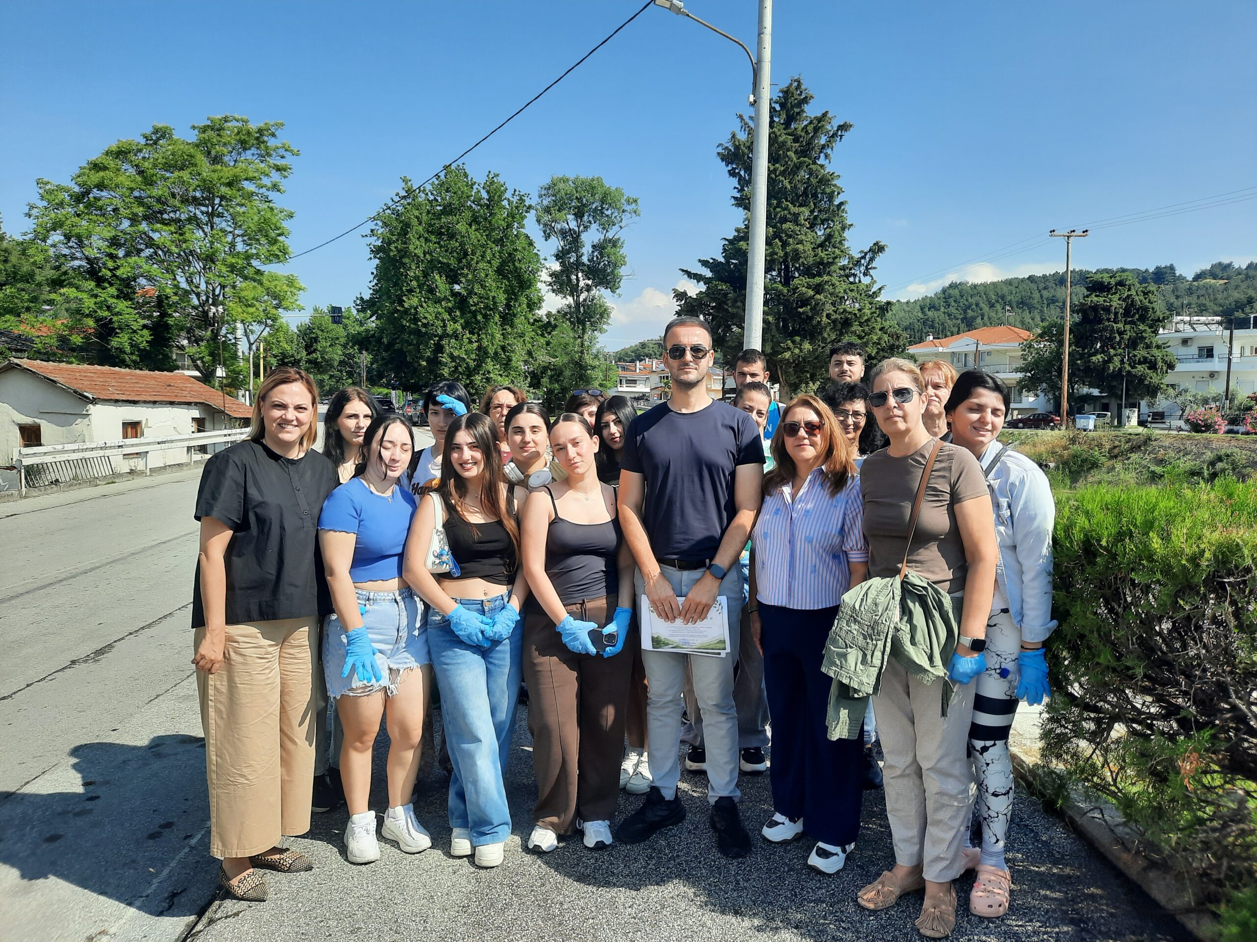 Δήμος Σερρών: Μήνυμα ευαισθητοποίησης για το περιβάλλον από μαθητές και εθελοντές Με αφορμή την Παγκόσμια Ημέρα Περιβάλλοντος, ο Δήμος Σερρών διοργάνωσε σήμερα το πρωί, εθελοντικές δράσεις καθαρισμού σε διάφορα σημεία της πόλης, και των τοπικών κοινοτήτων, με τη συμμετοχή μαθητριών και μαθητών δημοτικών σχολείων, σπουδαστριών και σπουδαστών, μελών συλλόγων, φορέων και ομάδων του Δήμου. Φορώντας γάντια και κρατώντας σακούλες απορριμμάτων, οι συμμετέχοντες έδωσαν ένα ηχηρό μήνυμα ευαισθητοποίησης, εθελοντισμού και ενεργού συμμετοχής για την προστασία του φυσικού περιβάλλοντος. Στην περιβαλλοντική δράση συμμετείχαν μαθήτριες, μαθητές και εκπαιδευτικοί των 1ου, 7ου, 18ου, 23ου και 25ου Δημοτικών Σχολείων, καθώς και του Δημοτικού Σχολείου Μητρουσίου. Μικροί και μεγάλοι προχώρησαν στον καθαρισμό χώρων περιμετρικά των σχολικών μονάδων, καθώς και του πάρκου Δορυλαίου, συμβάλλοντας έμπρακτα στη διατήρηση της καθαριότητας των δημοτικών χώρων. Παράλληλα, οι σπουδάστριες και οι σπουδαστές της Σχολής Ανώτερης Επαγγελματικής Κατάρτισης του Γενικού Νοσοκομείου Σερρών, καθώς και οι ωφελούμενες, οι ωφελούμενοι και οι εκπαιδευτές του ΚΔΑΠ ΜΕΑ «Συνύπαρξη», προχώρησαν στον καθαρισμό της Κοιλάδας των Αγίων Αναργύρων, συμβάλλοντας ενεργά στην προστασία και ανάδειξη ενός από τους σημαντικότερους «πνεύμονες» πρασίνου της πόλης. Στην Κοιλάδα των Αγίων Αναργύρων βρέθηκαν η Δήμαρχος Σερρών Βαρβάρα Μητλιάγκα, ο Αντιδήμαρχος Καθαριότητας Δημήτρης Μιχτσόγλου, καθώς και στελέχη του Τμήματος Περιβάλλοντος και Καθαριότητας του Δήμου Σερρών, οι οποίοι συνεχάρησαν τους συμμετέχοντες για την ενεργό τους παρουσία και τη συμβολή τους στην προστασία του περιβάλλοντος. «Η προστασία του περιβάλλοντος είναι υπόθεση όλων μας και η σημερινή δράση αποδεικνύει ότι όταν ενώνουμε τις δυνάμεις μας μπορούμε να πετύχουμε σημαντικά αποτελέσματα. Η προστασία και η φροντίδα του δημόσιου χώρου δεν είναι μόνο ευθύνη της Πολιτείας και του Δήμου, αλλά και στάση ζωής. Θέλω να ευχαριστήσω θερμά τις μαθήτριες και τους μαθητές, τους εκπαιδευτικούς, τις εθελόντριες, τους εθελοντές, τους συλλόγους και τους φορείς που συμμετείχαν στις δράσεις καθαρισμού, στέλνοντας μήνυμα περιβαλλοντικής ευαισθησίας». Σέρρες – Εθελοντικές δράσεις καθαρισμού για την Παγκόσμια Ημέρα Περιβάλλοντος