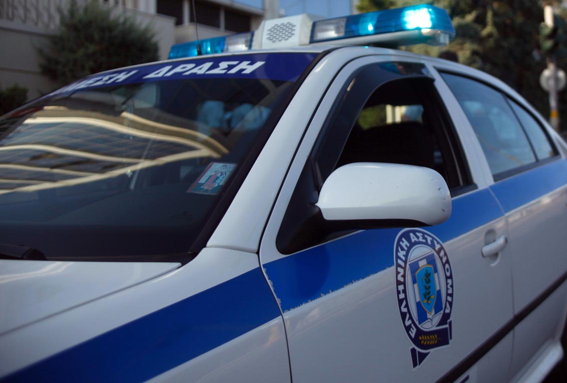 Αστυνομικές δυνάμεις έξω από εμπορικό κέντρο στην οδό Τσιμισκή στη Θεσσαλονίκη