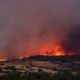 Πυροσβέστες επιχειρούν σε δασική πυρκαγιά που προκλήθηκε από αμέλεια πολίτη στην Ελλάδα