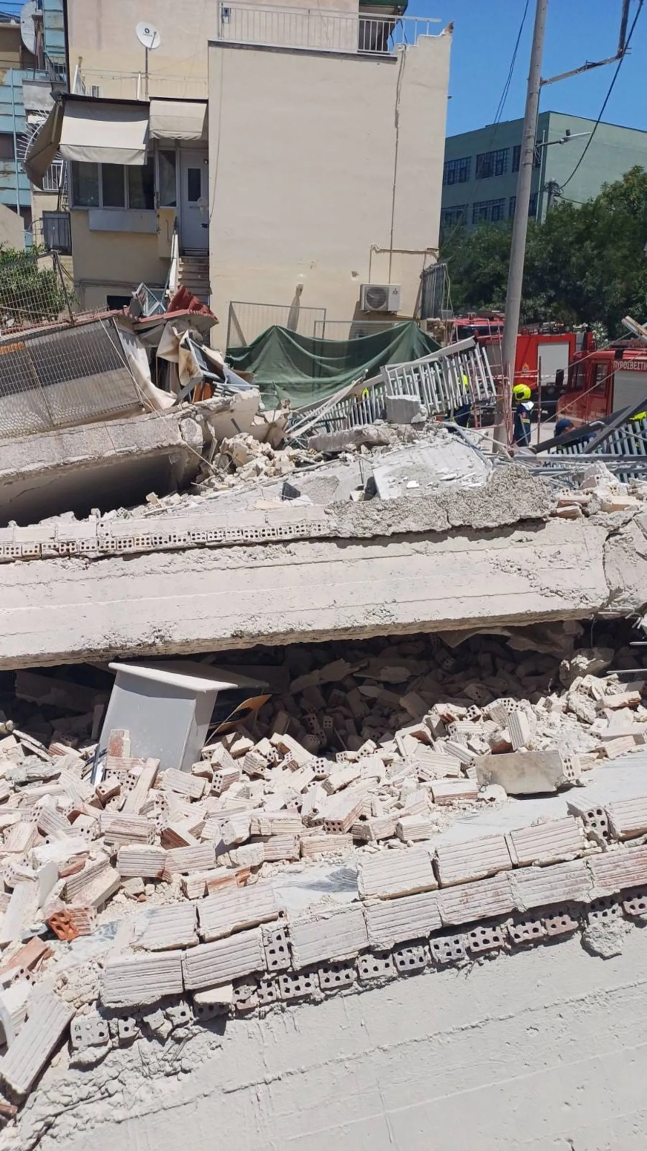Δυνάμεις της Πυροσβεστικής στην κατάρρευση πολυκατοικίας στα Πετράλωνα