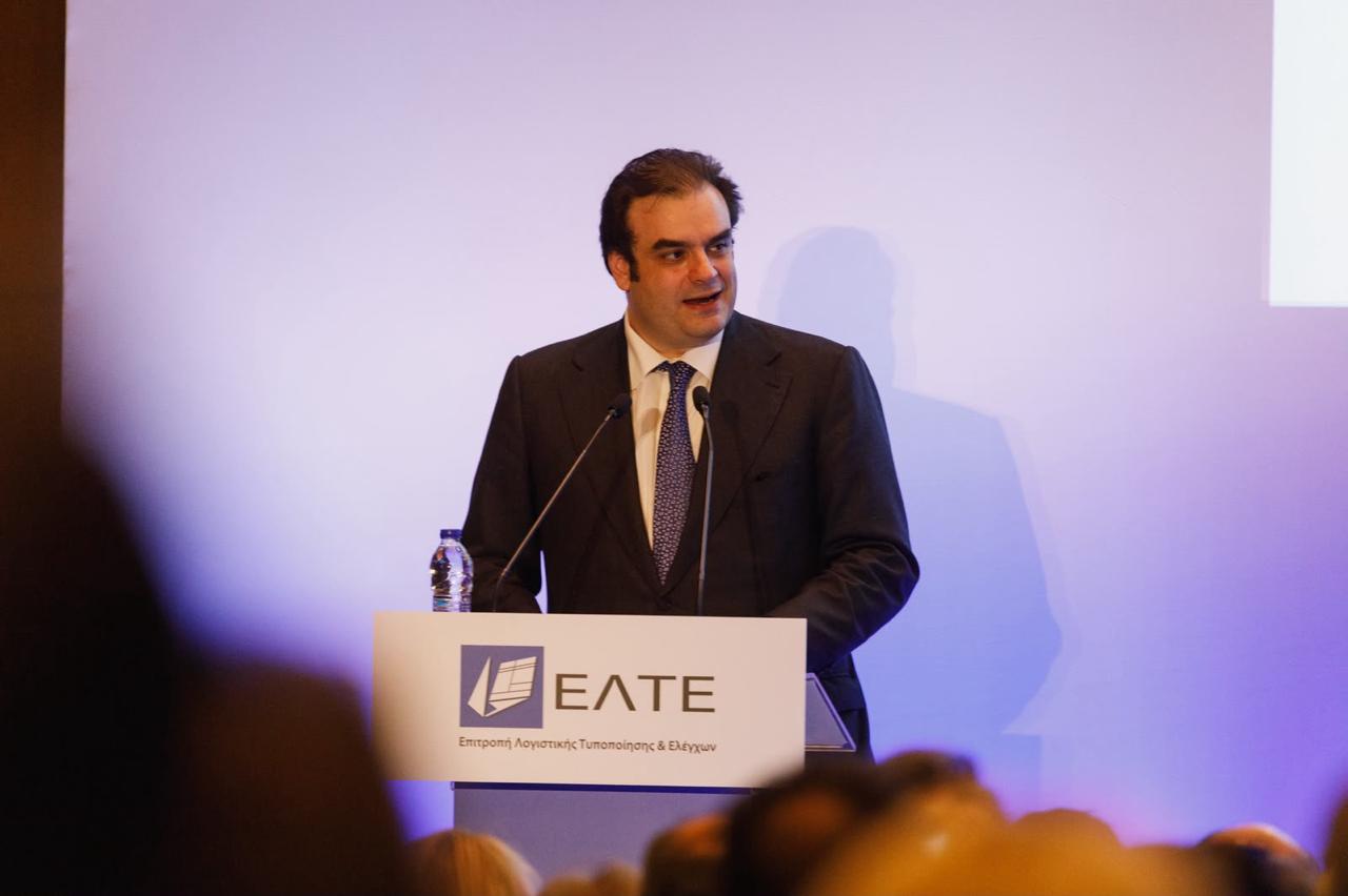 Alt text εικόνας: Ο Κυριάκος Πιερρακάκης στην ημερίδα της ΕΛΤΕ για την τεχνητή νοημοσύνη και τους ελέγχους