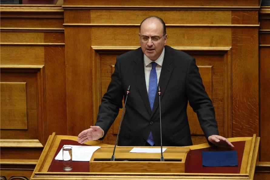 Ο Μακάριος Λαζαρίδης στη Βουλή κατά την τοποθέτησή του για την υπόθεση της υπηρεσιακής του κατάταξης