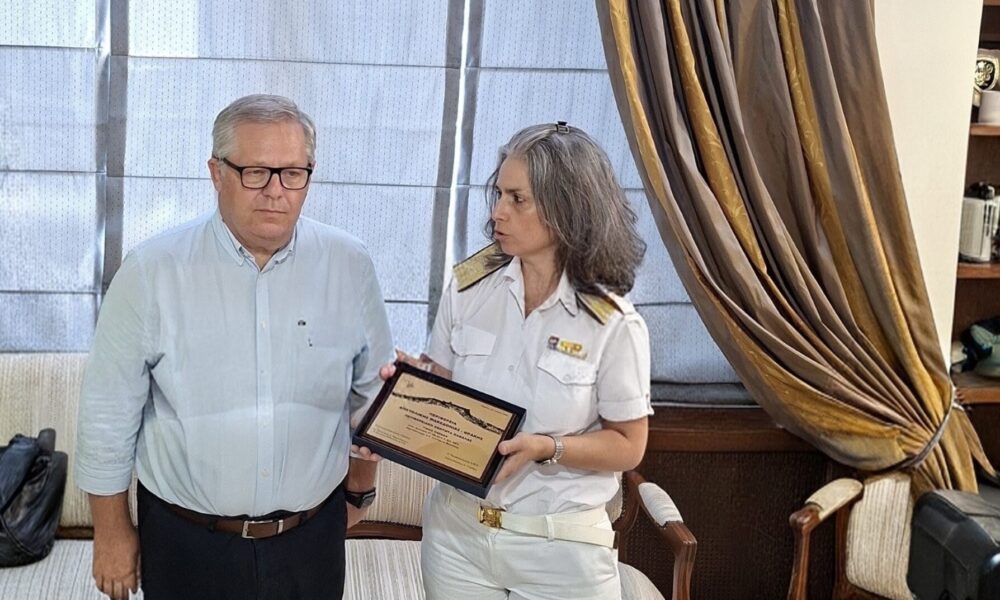 Ο Αντιπεριφερειάρχης Καβάλας Θεόδωρος Μαρκόπουλος με τη νέα διοικήτρια της 2ης Περιφερειακής Διοίκησης Λιμενικού Σώματος, Αρχιπλοίαρχο Βασιλική Ξυπνητού, κατά την εθιμοτυπική συνάντησή τους.