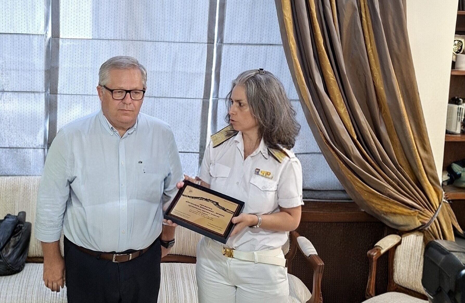 Ο Αντιπεριφερειάρχης Καβάλας Θεόδωρος Μαρκόπουλος με τη νέα διοικήτρια της 2ης Περιφερειακής Διοίκησης Λιμενικού Σώματος, Αρχιπλοίαρχο Βασιλική Ξυπνητού, κατά την εθιμοτυπική συνάντησή τους.