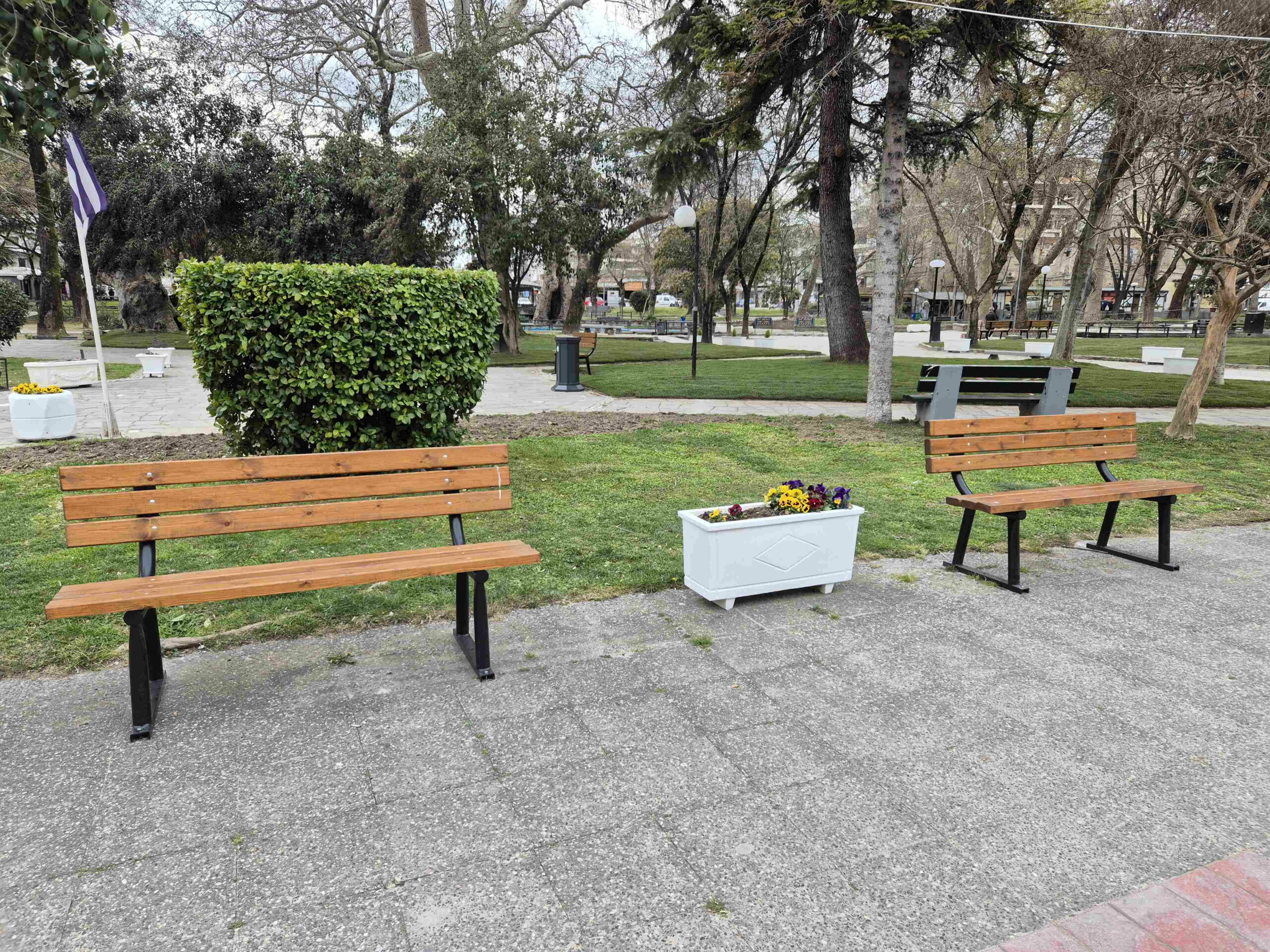 Πεσμένα δέντρα και σπασμένα κλαδιά στον Δημοτικό Κήπο Δράμας μετά την έντονη κακοκαιρία.