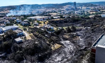 Θεσσαλονίκη: Ανησυχία για τη ρύπανση μετά τη φωτιά στο Ωραιόκαστρο Σε κατάσταση έκτακτης ανάγκης κηρύχθηκαν οι δήμοι Ωραιοκάστρου και Παύλου Μελά μετά τη μεγάλη πυρκαγιά που έπληξε τη δυτική Θεσσαλονίκη, αφήνοντας πίσω της εκτεταμένες καταστροφές σε επιχειρήσεις, υποδομές και φυσικές εκτάσεις. Παρότι το πυκνό σύννεφο καπνού έχει πλέον απομακρυνθεί, οι επιστήμονες και οι τοπικές αρχές εκφράζουν έντονη ανησυχία για τις περιβαλλοντικές συνέπειες και την ποιότητα του αέρα στην περιοχή. Η κυβέρνηση ανακοίνωσε έκτακτη χρηματοδότηση ύψους 5 εκατομμυρίων ευρώ για την αποκατάσταση ζημιών και υποδομών, ενώ παράλληλα βρίσκονται σε εξέλιξη οι αυτοψίες των αρμόδιων υπηρεσιών στις πληγείσες περιοχές. Εκτεταμένες ζημιές σε κατοικίες και επιχειρήσεις Οι πρώτες καταγραφές δείχνουν σημαντικές απώλειες τόσο στον οικισμό της Φιλοθέης όσο και στη Ζώνη Παραγωγικών Δραστηριοτήτων της Ευκαρπίας. Στη Φιλοθέη δύο κατοικίες υπέστησαν σοβαρές ζημιές, οκτώ αποθηκευτικοί χώροι καταστράφηκαν ολοσχερώς, ενώ στις φλόγες παραδόθηκε και γήπεδο ποδοσφαίρου 5x5. Παράλληλα, προκλήθηκαν βλάβες στο δίκτυο ύδρευσης και σε γεωτρήσεις, δημιουργώντας προβλήματα στην καθημερινότητα των κατοίκων. Στην Ευκαρπία τρεις επαγγελματικοί χώροι καταστράφηκαν ολοσχερώς και ακόμη τρεις υπέστησαν σημαντικές ζημιές. Αυξημένοι ατμοσφαιρικοί ρύποι μετά τη φωτιά Ιδιαίτερο προβληματισμό προκαλούν οι μετρήσεις της ατμοσφαιρικής ρύπανσης που πραγματοποιήθηκαν μετά την πυρκαγιά. Οι σταθμοί παρακολούθησης κατέγραψαν συγκεντρώσεις αιωρούμενων σωματιδίων PM2,5 και PM10 σχεδόν διπλάσιες από τα συνιστώμενα όρια, γεγονός που ενισχύει τις ανησυχίες για πιθανές επιπτώσεις στη δημόσια υγεία. Επιστήμονες επισημαίνουν ότι η καύση μεγάλων ποσοτήτων ανακυκλώσιμων υλικών μπορεί να απελευθερώσει ουσίες που δεν καταγράφονται άμεσα από τους συμβατικούς σταθμούς μέτρησης. Ειδικοί ζητούν εξειδικευμένους ελέγχους Σύμφωνα με ειδικούς επιστήμονες, για την πλήρη αξιολόγηση των περιβαλλοντικών επιπτώσεων απαιτούνται εξειδικευμένες αναλύσεις για ουσίες όπως οι διοξίνες και τα φουράνια, διαδικασία που μπορεί να διαρκέσει αρκετές ημέρες. Παράλληλα, επισημαίνεται ότι τα τοξικά κατάλοιπα ενδέχεται να παραμείνουν στο έδαφος και να επανέρχονται στην ατμόσφαιρα μέσω της σκόνης και της διάβρωσης, ακόμη και μετά την πλήρη κατάσβεση της πυρκαγιάς. Ερωτήματα για την πρόληψη Η πυρκαγιά έχει προκαλέσει νέο κύκλο συζήτησης σχετικά με την ασφάλεια των εγκαταστάσεων ανακύκλωσης που βρίσκονται κοντά σε κατοικημένες περιοχές. Παρατάξεις της αυτοδιοίκησης και εκπρόσωποι της αντιπολίτευσης ζητούν απαντήσεις για τους ελέγχους που πραγματοποιούνται στις συγκεκριμένες μονάδες, καθώς και για τα μέτρα πρόληψης που εφαρμόζονται σε εγκαταστάσεις όπου αποθηκεύονται εύφλεκτα υλικά. Την ίδια ώρα, φορείς και επιστήμονες ζητούν συνεχή παρακολούθηση της ποιότητας του αέρα και σαφείς οδηγίες προς τους κατοίκους σχετικά με τα μέτρα προστασίας μέχρι να ολοκληρωθούν όλες οι απαραίτητες περιβαλλοντικές μετρήσεις. Συνεχίζονται οι έλεγχοι στις πληγείσες περιοχές Τα συνεργεία της Πολιτικής Προστασίας και της Γενικής Γραμματείας Αποκατάστασης Φυσικών Καταστροφών συνεχίζουν τις αυτοψίες, ενώ οι δήμοι Ωραιοκάστρου και Παύλου Μελά προχωρούν στην αποτίμηση των ζημιών. Παράλληλα, οι αρμόδιες υπηρεσίες παρακολουθούν την εξέλιξη της κατάστασης ώστε να διαπιστωθεί αν απαιτούνται πρόσθετα μέτρα για την προστασία της δημόσιας υγείας και του περιβάλλοντος τις επόμενες ημέρες.