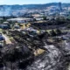Θεσσαλονίκη: Ανησυχία για τη ρύπανση μετά τη φωτιά στο Ωραιόκαστρο Σε κατάσταση έκτακτης ανάγκης κηρύχθηκαν οι δήμοι Ωραιοκάστρου και Παύλου Μελά μετά τη μεγάλη πυρκαγιά που έπληξε τη δυτική Θεσσαλονίκη, αφήνοντας πίσω της εκτεταμένες καταστροφές σε επιχειρήσεις, υποδομές και φυσικές εκτάσεις. Παρότι το πυκνό σύννεφο καπνού έχει πλέον απομακρυνθεί, οι επιστήμονες και οι τοπικές αρχές εκφράζουν έντονη ανησυχία για τις περιβαλλοντικές συνέπειες και την ποιότητα του αέρα στην περιοχή. Η κυβέρνηση ανακοίνωσε έκτακτη χρηματοδότηση ύψους 5 εκατομμυρίων ευρώ για την αποκατάσταση ζημιών και υποδομών, ενώ παράλληλα βρίσκονται σε εξέλιξη οι αυτοψίες των αρμόδιων υπηρεσιών στις πληγείσες περιοχές. Εκτεταμένες ζημιές σε κατοικίες και επιχειρήσεις Οι πρώτες καταγραφές δείχνουν σημαντικές απώλειες τόσο στον οικισμό της Φιλοθέης όσο και στη Ζώνη Παραγωγικών Δραστηριοτήτων της Ευκαρπίας. Στη Φιλοθέη δύο κατοικίες υπέστησαν σοβαρές ζημιές, οκτώ αποθηκευτικοί χώροι καταστράφηκαν ολοσχερώς, ενώ στις φλόγες παραδόθηκε και γήπεδο ποδοσφαίρου 5x5. Παράλληλα, προκλήθηκαν βλάβες στο δίκτυο ύδρευσης και σε γεωτρήσεις, δημιουργώντας προβλήματα στην καθημερινότητα των κατοίκων. Στην Ευκαρπία τρεις επαγγελματικοί χώροι καταστράφηκαν ολοσχερώς και ακόμη τρεις υπέστησαν σημαντικές ζημιές. Αυξημένοι ατμοσφαιρικοί ρύποι μετά τη φωτιά Ιδιαίτερο προβληματισμό προκαλούν οι μετρήσεις της ατμοσφαιρικής ρύπανσης που πραγματοποιήθηκαν μετά την πυρκαγιά. Οι σταθμοί παρακολούθησης κατέγραψαν συγκεντρώσεις αιωρούμενων σωματιδίων PM2,5 και PM10 σχεδόν διπλάσιες από τα συνιστώμενα όρια, γεγονός που ενισχύει τις ανησυχίες για πιθανές επιπτώσεις στη δημόσια υγεία. Επιστήμονες επισημαίνουν ότι η καύση μεγάλων ποσοτήτων ανακυκλώσιμων υλικών μπορεί να απελευθερώσει ουσίες που δεν καταγράφονται άμεσα από τους συμβατικούς σταθμούς μέτρησης. Ειδικοί ζητούν εξειδικευμένους ελέγχους Σύμφωνα με ειδικούς επιστήμονες, για την πλήρη αξιολόγηση των περιβαλλοντικών επιπτώσεων απαιτούνται εξειδικευμένες αναλύσεις για ουσίες όπως οι διοξίνες και τα φουράνια, διαδικασία που μπορεί να διαρκέσει αρκετές ημέρες. Παράλληλα, επισημαίνεται ότι τα τοξικά κατάλοιπα ενδέχεται να παραμείνουν στο έδαφος και να επανέρχονται στην ατμόσφαιρα μέσω της σκόνης και της διάβρωσης, ακόμη και μετά την πλήρη κατάσβεση της πυρκαγιάς. Ερωτήματα για την πρόληψη Η πυρκαγιά έχει προκαλέσει νέο κύκλο συζήτησης σχετικά με την ασφάλεια των εγκαταστάσεων ανακύκλωσης που βρίσκονται κοντά σε κατοικημένες περιοχές. Παρατάξεις της αυτοδιοίκησης και εκπρόσωποι της αντιπολίτευσης ζητούν απαντήσεις για τους ελέγχους που πραγματοποιούνται στις συγκεκριμένες μονάδες, καθώς και για τα μέτρα πρόληψης που εφαρμόζονται σε εγκαταστάσεις όπου αποθηκεύονται εύφλεκτα υλικά. Την ίδια ώρα, φορείς και επιστήμονες ζητούν συνεχή παρακολούθηση της ποιότητας του αέρα και σαφείς οδηγίες προς τους κατοίκους σχετικά με τα μέτρα προστασίας μέχρι να ολοκληρωθούν όλες οι απαραίτητες περιβαλλοντικές μετρήσεις. Συνεχίζονται οι έλεγχοι στις πληγείσες περιοχές Τα συνεργεία της Πολιτικής Προστασίας και της Γενικής Γραμματείας Αποκατάστασης Φυσικών Καταστροφών συνεχίζουν τις αυτοψίες, ενώ οι δήμοι Ωραιοκάστρου και Παύλου Μελά προχωρούν στην αποτίμηση των ζημιών. Παράλληλα, οι αρμόδιες υπηρεσίες παρακολουθούν την εξέλιξη της κατάστασης ώστε να διαπιστωθεί αν απαιτούνται πρόσθετα μέτρα για την προστασία της δημόσιας υγείας και του περιβάλλοντος τις επόμενες ημέρες.