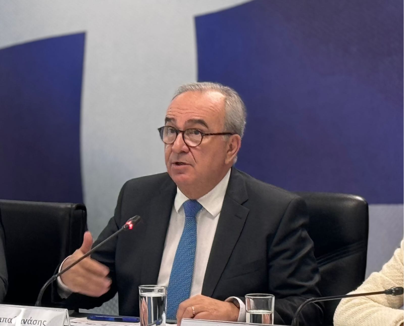 Ο αναπληρωτής υπουργός Εθνικής Οικονομίας και Οικονομικών Νίκος Παπαθανάσης σε επίσημη εκδήλωση.
