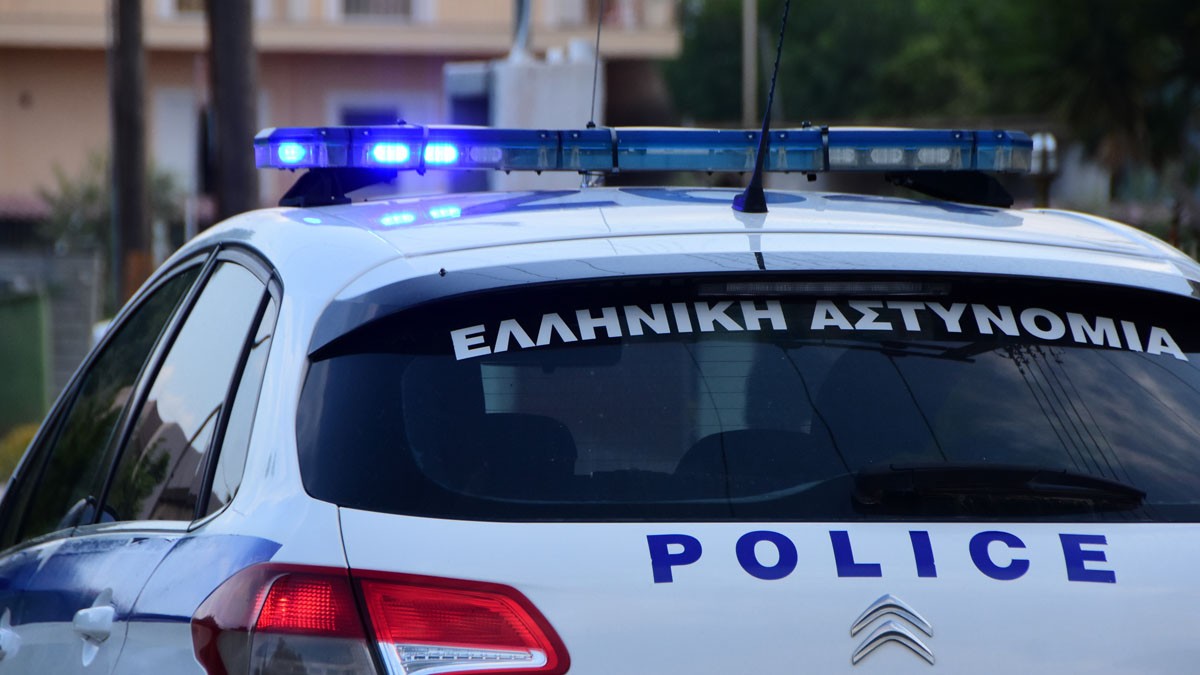 Περιπολικό της Ελληνικής Αστυνομίας κατά τη διάρκεια επιχείρησης για υπόθεση απάτης στην Αλεξανδρούπολη.