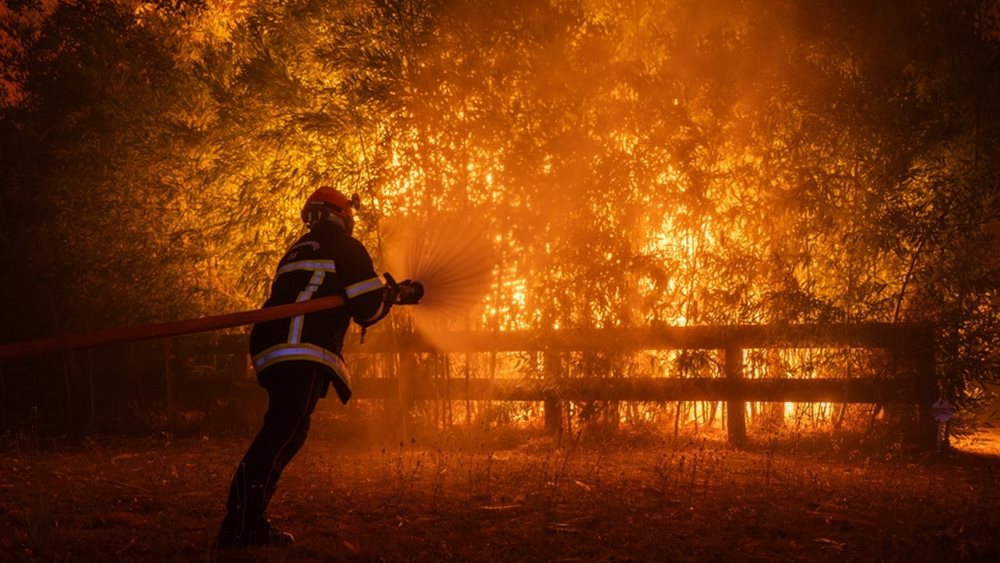 Πυροσβέστες επιχειρούν σε μεγάλη δασική πυρκαγιά στη νοτιοδυτική Γαλλία κοντά στο Μπορντό