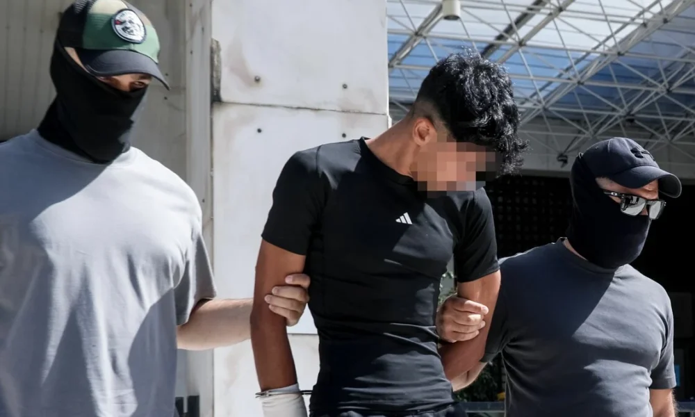 Ο 28χρονος κατηγορούμενος οδηγείται στις δικαστικές αρχές για την υπόθεση θανάτου του ποινικολόγου Σταύρου Γεωργίου