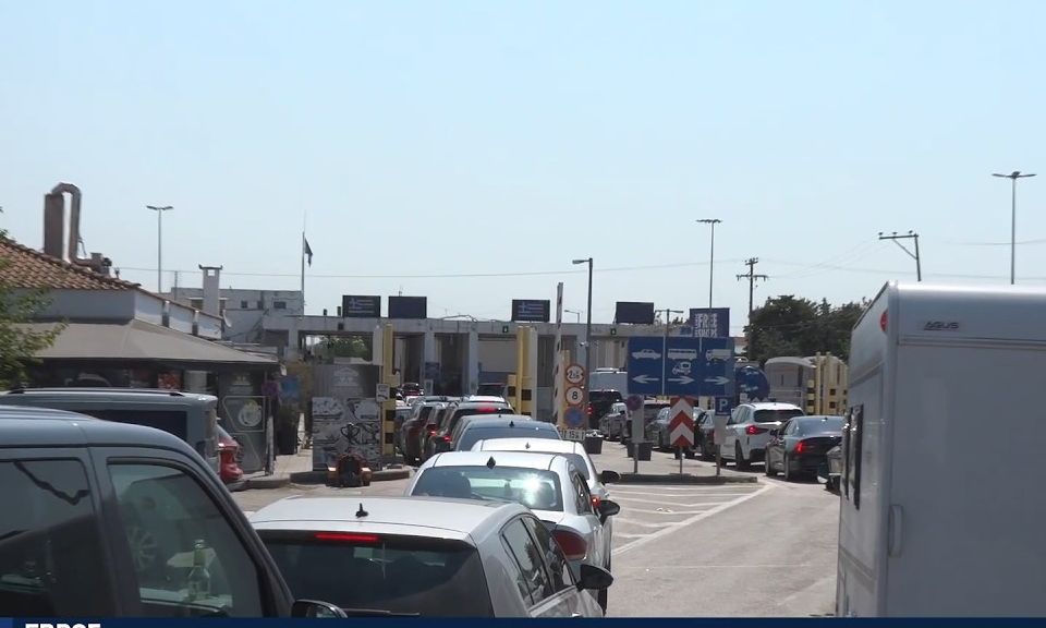 Ουρές οχημάτων στο Τελωνείο Κήπων στον Έβρο κατά τη διάρκεια αυξημένης ταξιδιωτικής κίνησης