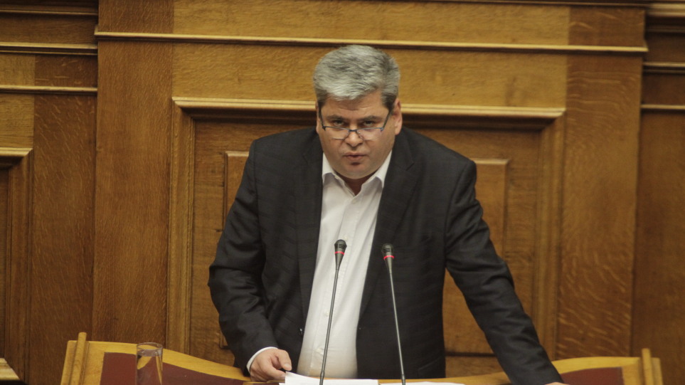 Ο Χουσεΐν Ζεϊμπέκ στη Βουλή κατά την κατάθεση ερώτησης για τη στήριξη της κτηνοτροφίας στην Ανατολική Μακεδονία και Θράκη.