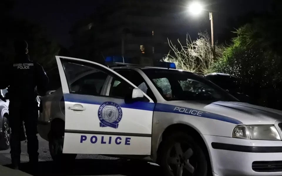 Αστυνομικοί της ΕΛ.ΑΣ. με κατασχεμένες ποσότητες ναρκωτικών στο πλαίσιο επιχειρήσεων σε περιοχές της Ανατολικής Μακεδονίας και Θράκης.