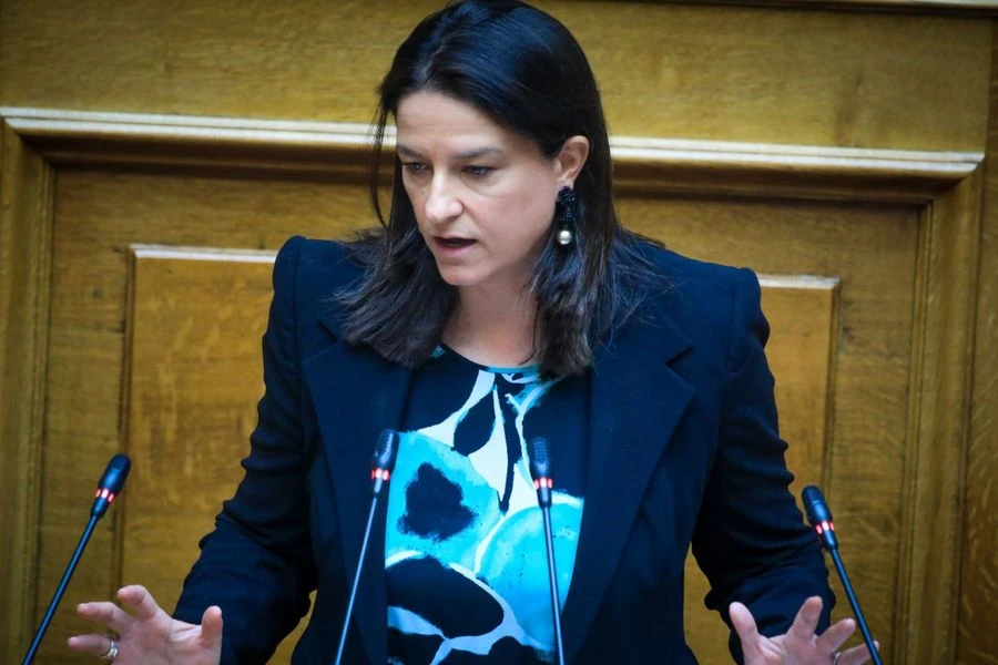 Η υπουργός Εργασίας Νίκη Κεραμέως στη Βουλή για τις συντάξεις χηρείας