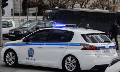 Αστυνομικές δυνάμεις έξω από το γραφείο του ποινικολόγου στην οδό 3ης Σεπτεμβρίου στην Αθήνα