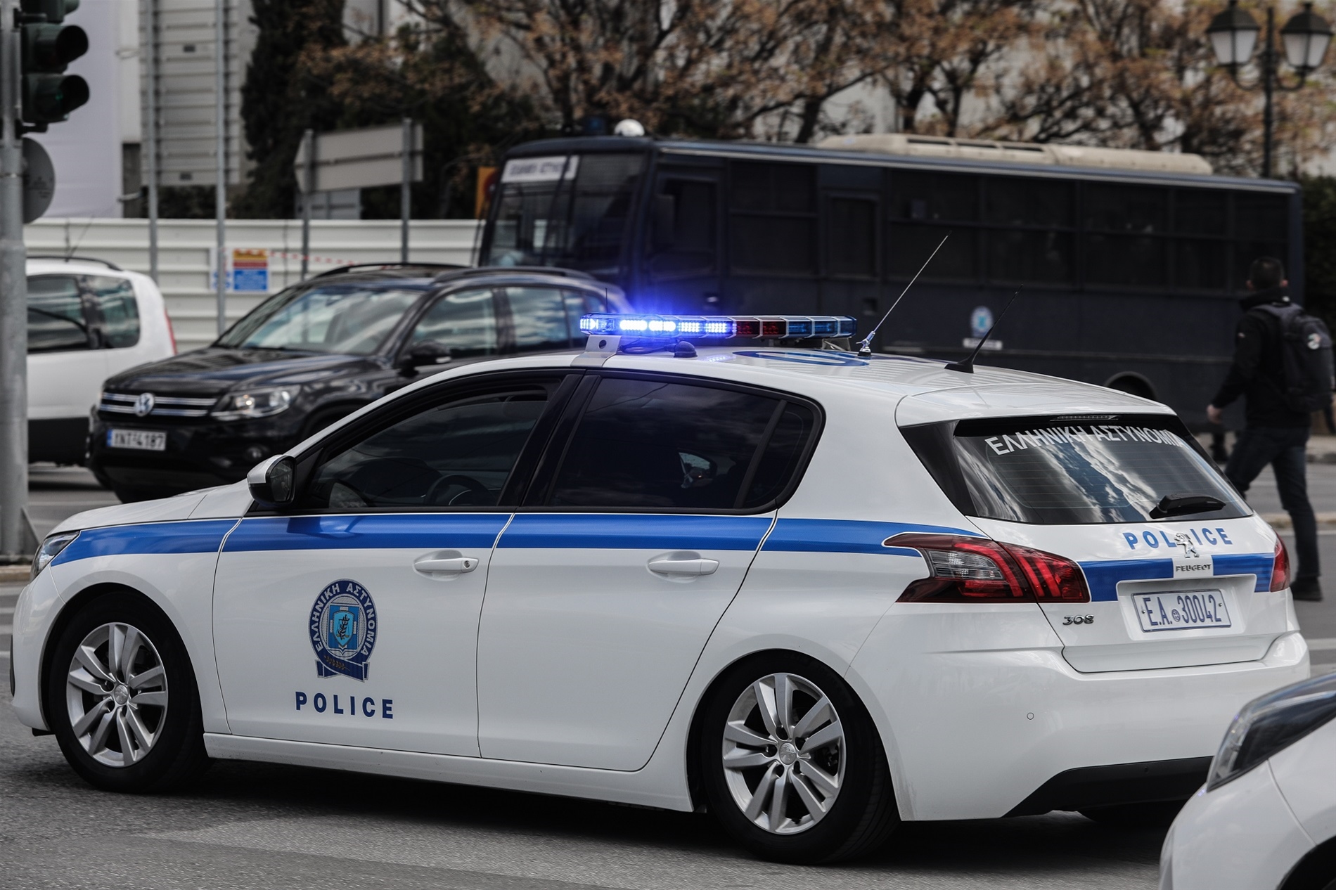 Αστυνομικές δυνάμεις έξω από το γραφείο του ποινικολόγου στην οδό 3ης Σεπτεμβρίου στην Αθήνα