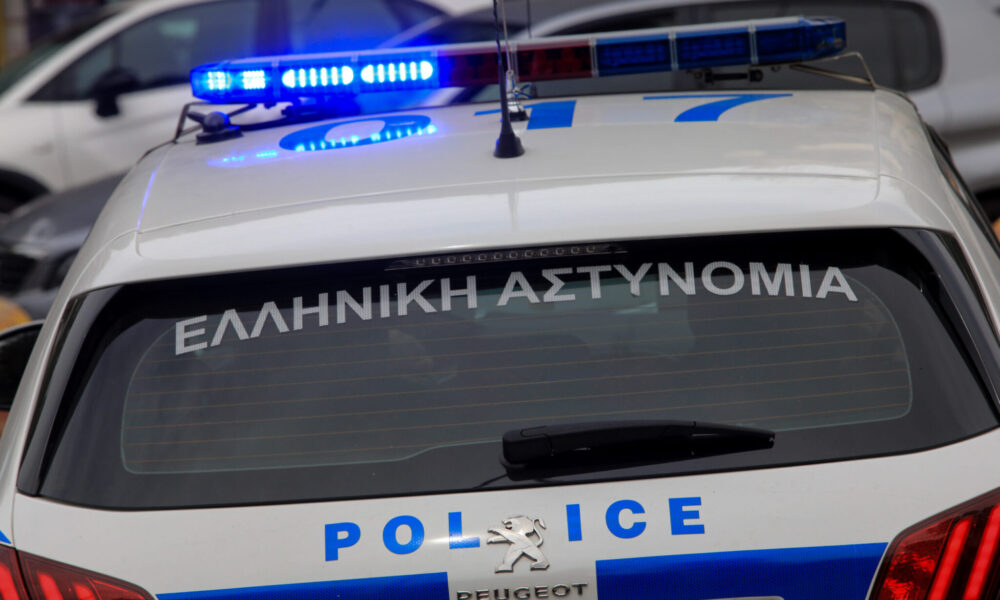 Περιπολικό της Ελληνικής Αστυνομίας έξω από αστυνομική υπηρεσία.