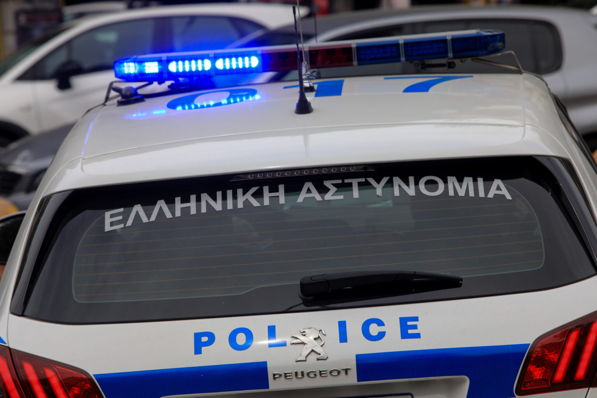 Περιπολικό της Ελληνικής Αστυνομίας έξω από αστυνομική υπηρεσία.