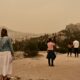 Αφρικανική σκόνη καλύπτει τον ουρανό πάνω από ελληνική πόλη κατά τη διάρκεια του νέου επεισοδίου μεταφοράς σκόνης
