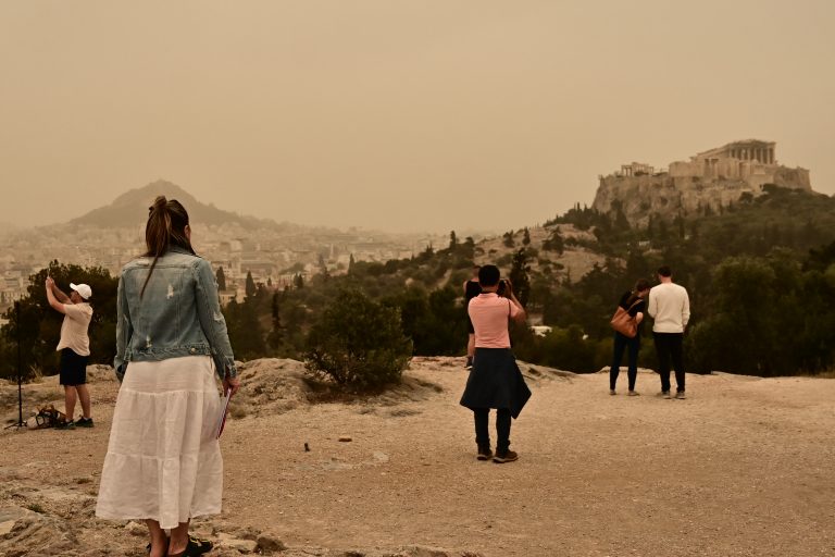 Αφρικανική σκόνη καλύπτει τον ουρανό πάνω από ελληνική πόλη κατά τη διάρκεια του νέου επεισοδίου μεταφοράς σκόνης