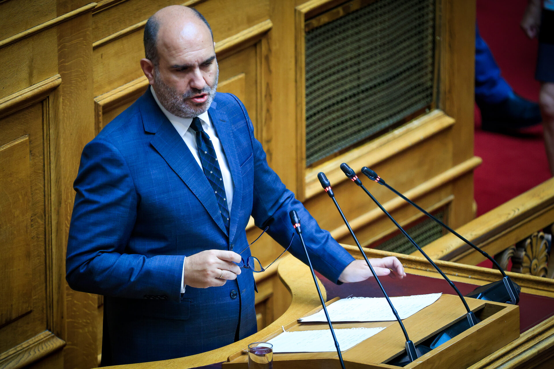 Ο υφυπουργός Εθνικής Οικονομίας και Οικονομικών Δημήτρης Μαρκόπουλος στη Βουλή.