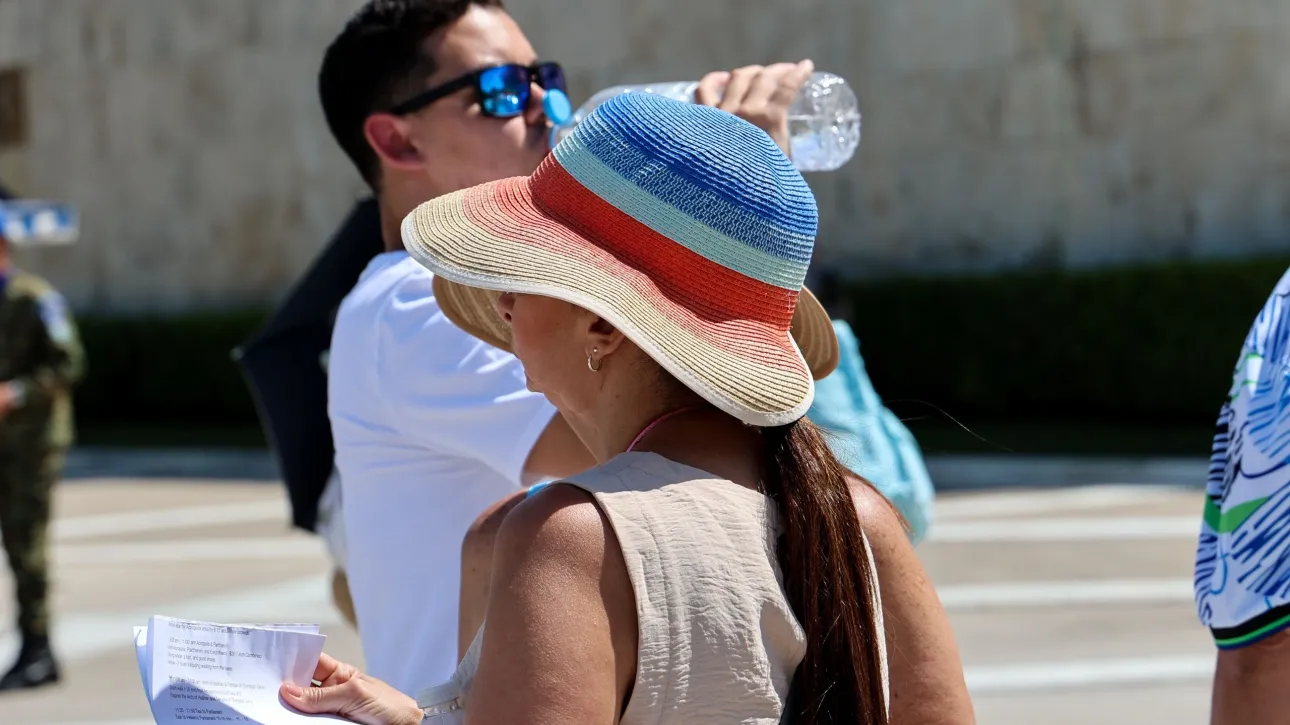 Υψηλές θερμοκρασίες και καλοκαιρινός καιρός σε ελληνική πόλη