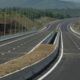 Πυροσβεστικά οχήματα και δυνάμεις της ΕΜΑΚ στην Εγνατία Οδό μετά από διαρροή φορτίου στην Καβάλα