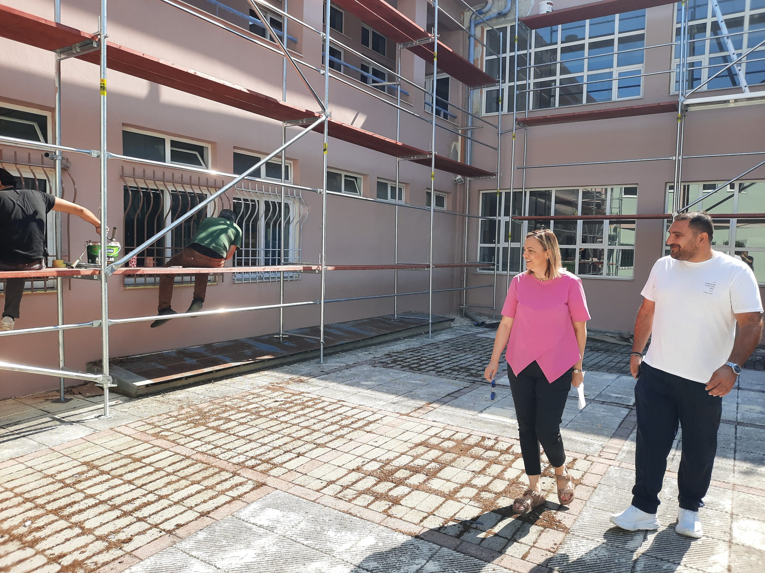 Η δήμαρχος Σερρών Βαρβάρα Μητλιάγκα κατά την αυτοψία στις εργασίες ανακαίνισης του 1ου ΕΠΑΛ και του Μουσικού Σχολείου Σερρών.