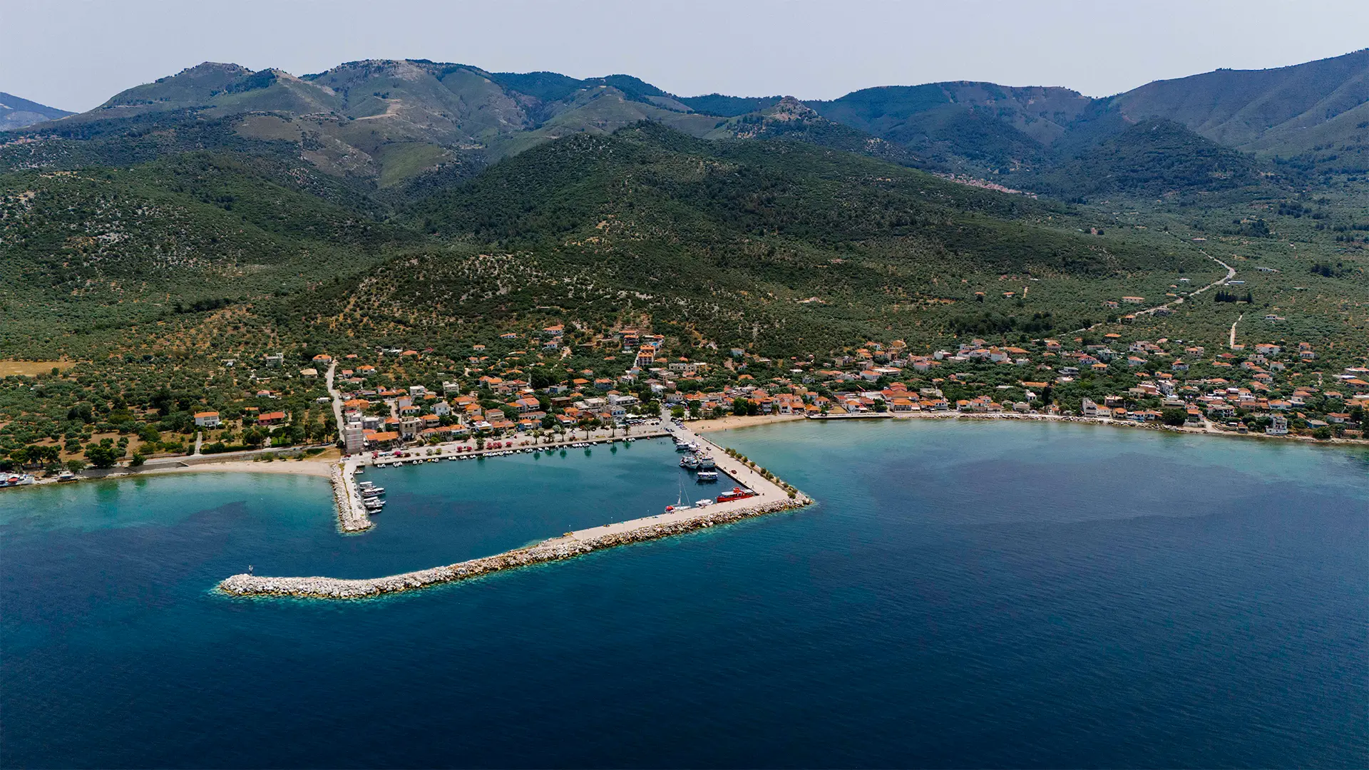 Η Σκάλα Καλλιράχης στη Θάσο, όπου βρίσκονται σε εξέλιξη έργα υποδομής που αποτέλεσαν αντικείμενο πολιτικής αντιπαράθεσης.