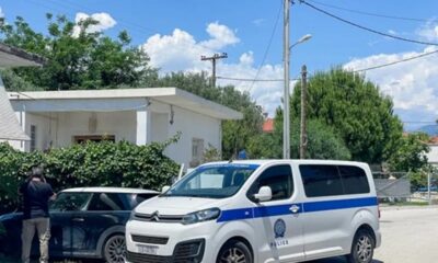 Αστυνομικές έρευνες σε κατοικία στον Λόγγο Αιγίου για το διπλό φονικό.