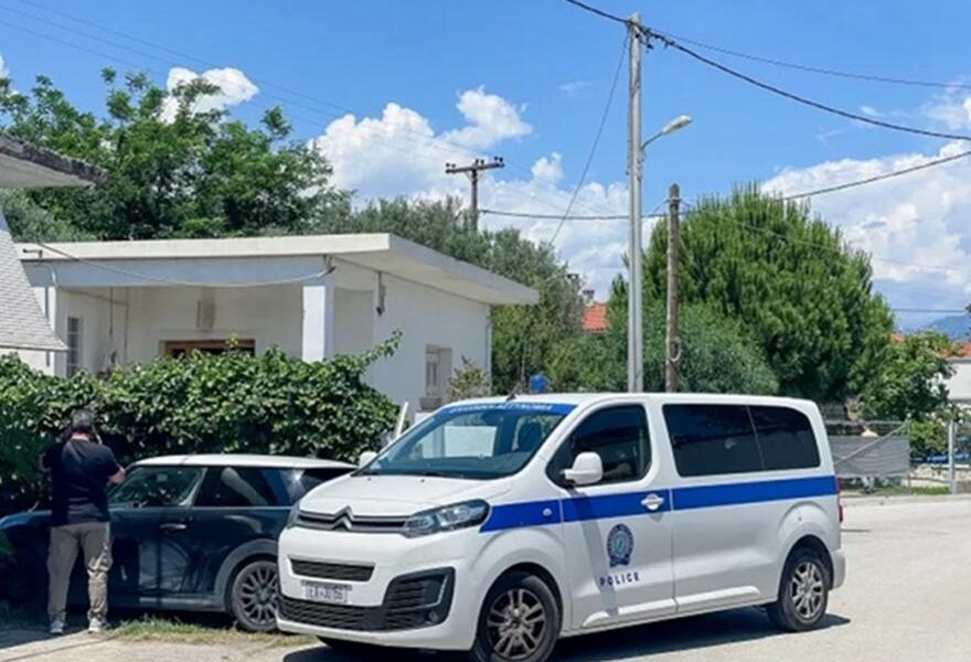Αστυνομικές έρευνες σε κατοικία στον Λόγγο Αιγίου για το διπλό φονικό.