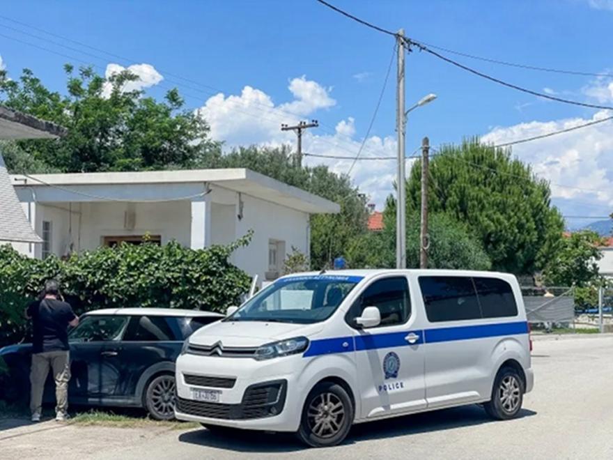 Αστυνομικές έρευνες σε κατοικία στον Λόγγο Αιγίου για το διπλό φονικό.