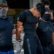 Αστυνομικοί έξω από τα δικαστήρια μετά τη μεταγωγή του 28χρονου κατηγορουμένου για τη δολοφονία του Σταύρου Γεωργίου