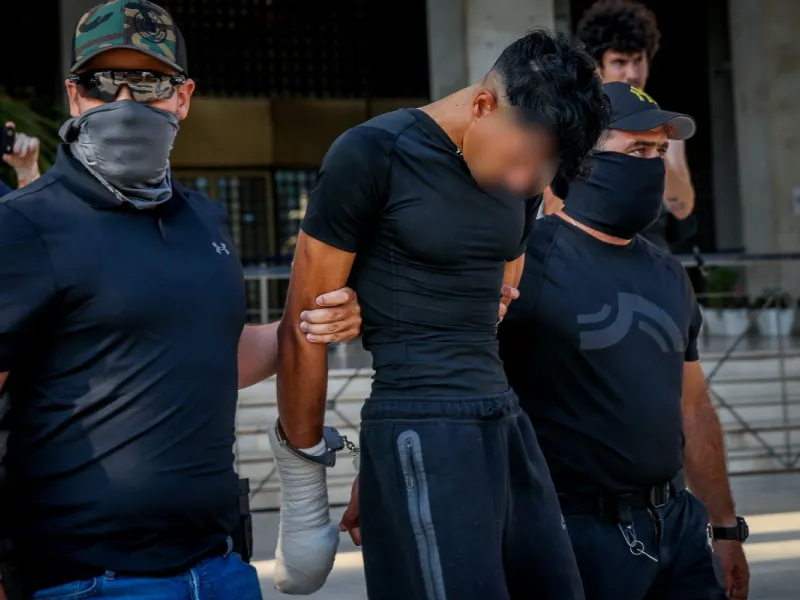 Αστυνομικοί έξω από τα δικαστήρια μετά τη μεταγωγή του 28χρονου κατηγορουμένου για τη δολοφονία του Σταύρου Γεωργίου