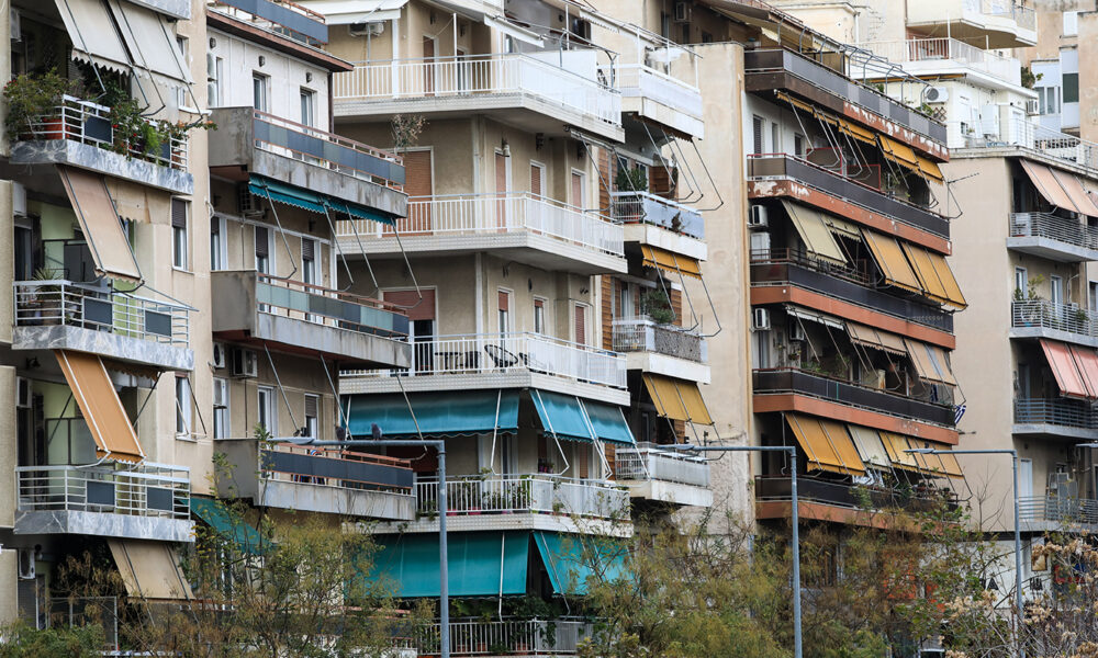 Πανοραμική άποψη της Θεσσαλονίκης με πολυκατοικίες και αστικό τοπίο